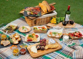 Chuẩn bị đồ ăn đi cắm trại cho nhóm dưới 10 người