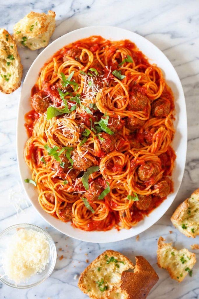 Spaghetti và mì có thể được làm trong một cái nồi lớn ở bếp lửa nhỏ