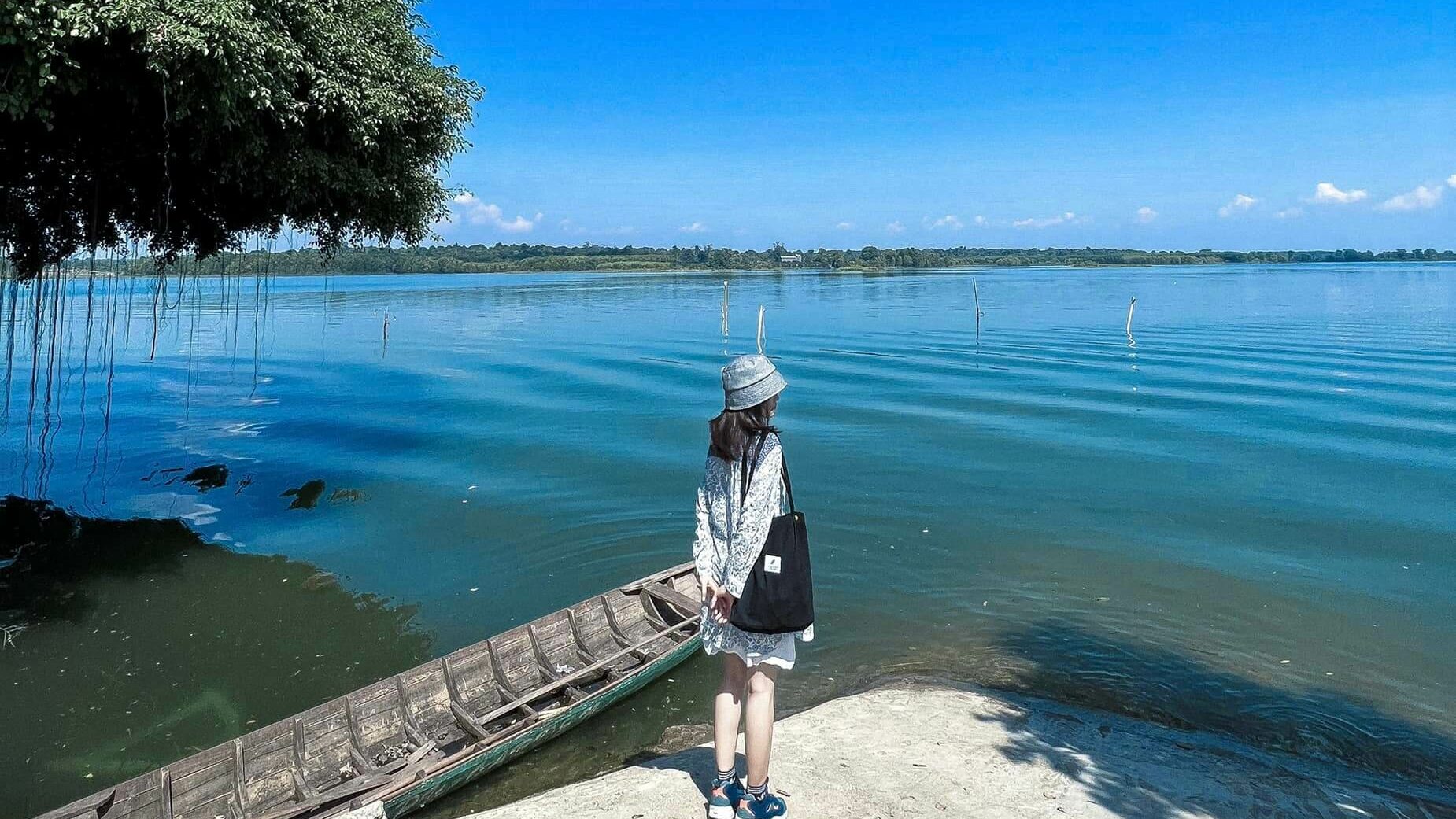 Chụp ảnh sống ảo ở hồ Trị An - Nguồn ảnh: FB Phương Quỳnh