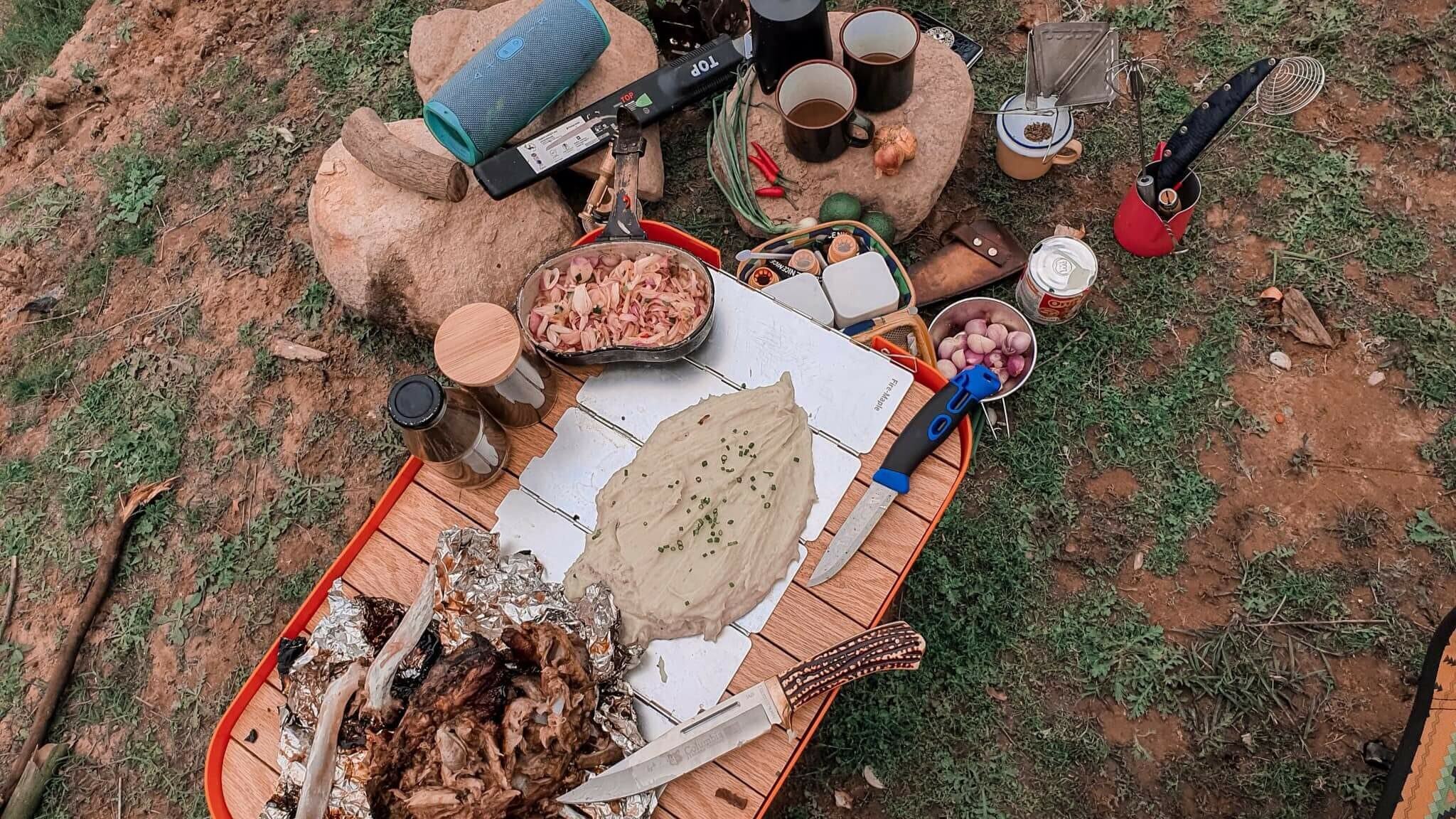 Bữa ăn đậm chất camping được Huy cùng nhóm bạn chuẩn bị - Nguồn ảnh: FB Huy Quang Đỗ