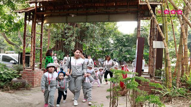 Cô trò Sakura Montessori Hà Đông hào hứng đến thăm quan làng Vạn Phúc