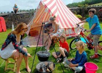 Tập làm văn lớp 4: Kể chuyện về một cuộc du lịch hoặc cắm trại (7 mẫu)  Kể chuyện được chứng kiến hoặc tham gia - Tuần 31