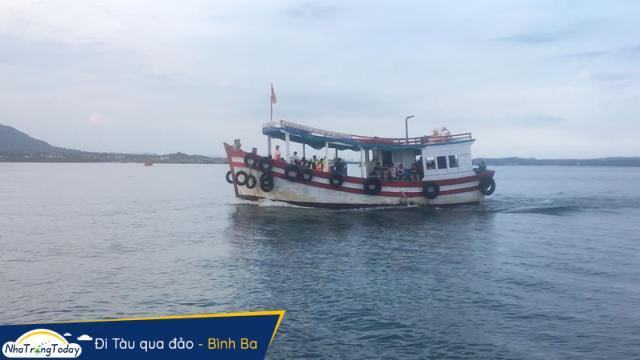 đi tàu qua đảo Bình Ba