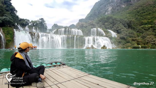 Đi bè ngắm thác Bản Giốc
