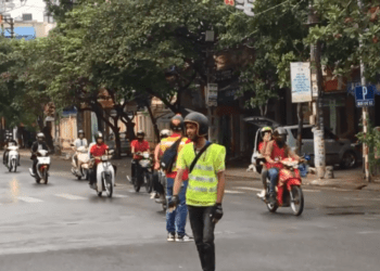 Đoàn 'phượt thủ' ngang nhiên chặn ngã tư để di chuyển như xe ưu tiên sẽ bị xử lý thế nào?