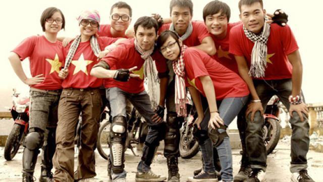 Phượt thủ diện áo phông cờ đỏ sao vàng