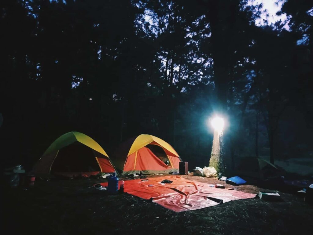 Có cần phải mang theo lều khi cắm trại qua đêm?